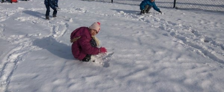 Powiększ obraz: Zimowe zabawy na śniegu